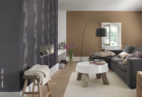 Die warmen Erdfarben in Braun-Beige sorgen in Kombination mit den warmen Holztönen und der grauen Akztenwand für gemütliche Harmonie. Die warmen Erdfarben in Braun-Beige sorgen in Kombination mit den warmen Holztönen und der grauen Akztenwand für gemütliche Harmonie.